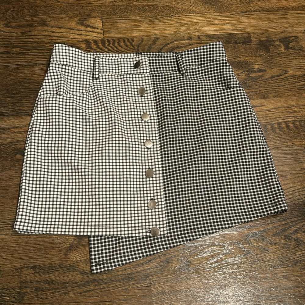 Asymmetric fall checkered button down skirt 🤍